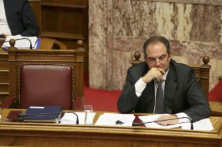 Ο Καραμανλής τούς… ενώνει