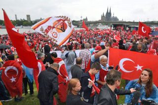 20.000 «ερντογανικοί» πλημμύρισαν την Κολονία
