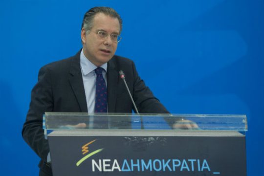 Μπαράζ «γαλάζιων» επιθέσεων κατά της κυβέρνησης
