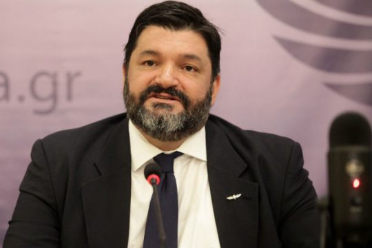 Στην ποδιά του Τραμπ