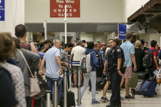 «Δυνατοί θόρυβοι» οι πυροβολισμοί στο αεροδρόμιο του Λος Άντζελες