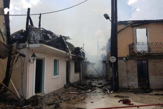 Κάηκαν σπίτια από τη μεγάλη φωτιά στη Λευκάδα
