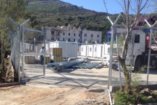 Πρόσφυγες-Μετανάστες: Ιδρυματικός Εγκλωβισμός και Κερδοσκοπικός Ανθρωπισμός