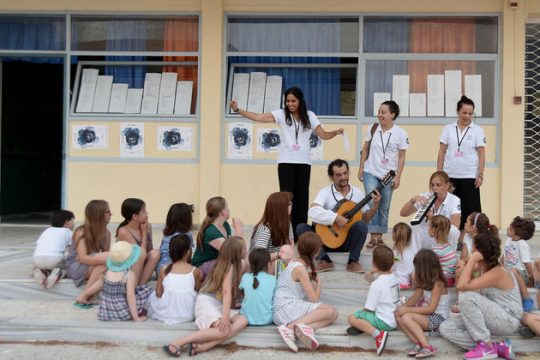 Οι γονείς στο θέατρο, τα παιδιά σε εργαστήρια