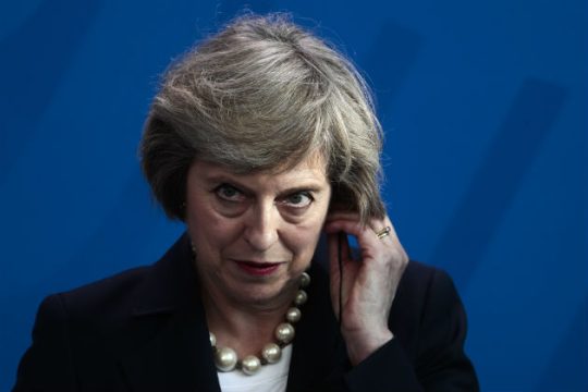 Το «χάος» αναβάλλει την ενεργοποίηση του Brexit