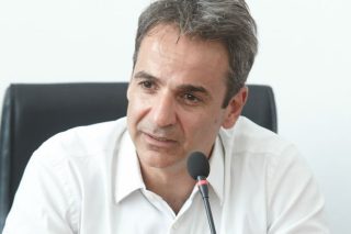 Στοχεύει έργα και άδειες
