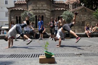 Εμείς θα ζήσουμε κι ας είμαστε φτωχοί