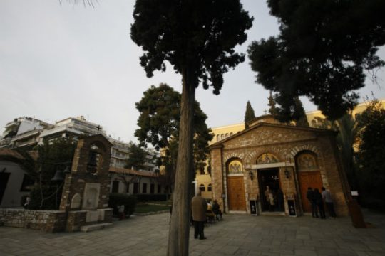 Πέταξαν μολότοφ στη Μονή Πετράκη