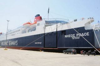 Ταλαιπωρία για τους επιβάτες του «Νήσος Ρόδος»