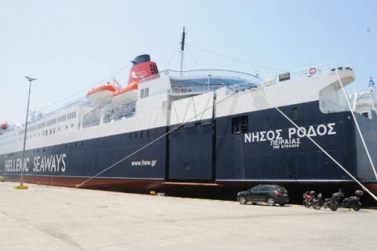Ταλαιπωρία για τους επιβάτες του «Νήσος Ρόδος»