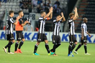 Στο χέρι του τα «κοντομάνικα»