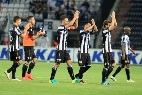 Στο χέρι του τα «κοντομάνικα»