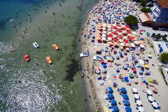 Δεν πέφτει καρφίτσα ανάμεσα στο κύμα και την αμμουδιά