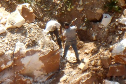 Συνεχίζει απτόητος ο καταστροφέας της Πεντέλης [Βίντεο]