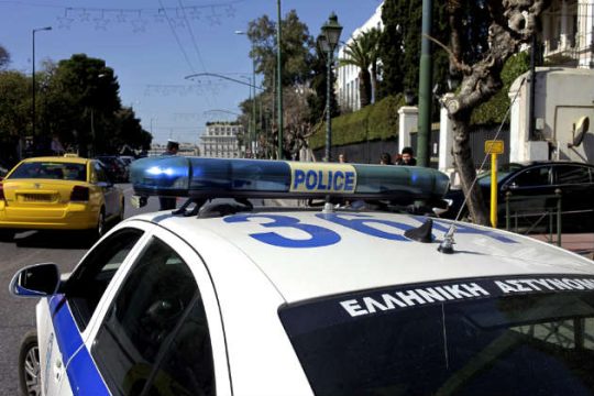 Βρήκαν μωρό σε φωταγωγό πολυκατοικίας