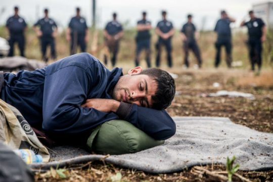 Πολιτική «ανοιχτών συνόρων» με… μαζικές απελάσεις