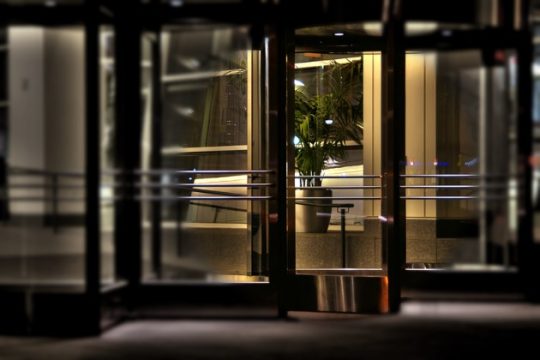 Περιστρεφόμενες πόρτες για τις ελίτ