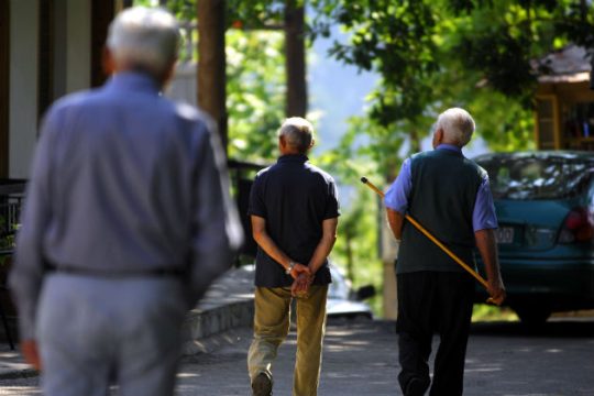 Πρώτο κύμα περικοπών στις επικουρικές