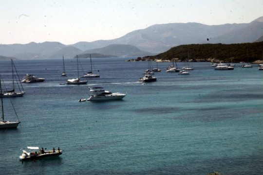 Συννεφιά, μπόρες και ισχυροί άνεμοι