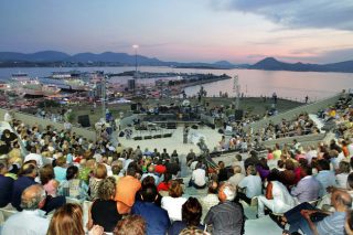 Βανδαλισμοί στο θέατρο «Μίκης Θεοδωράκης», επίθεση στον δήμαρχο