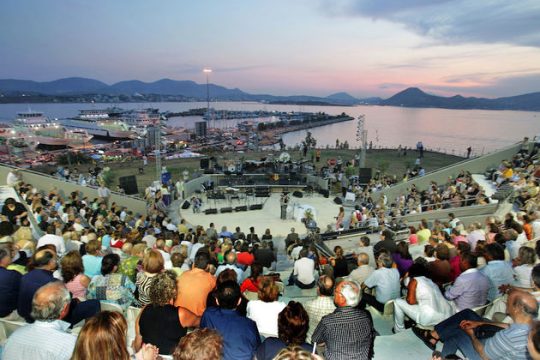 Βανδαλισμοί στο θέατρο «Μίκης Θεοδωράκης», επίθεση στον δήμαρχο