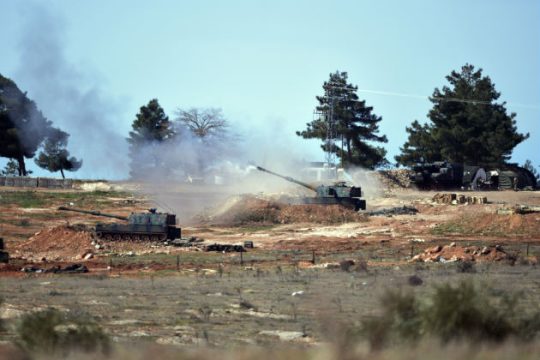 Ο τουρκικός στρατός σφυροκοπά θέσεις Κούρδων και ISIS