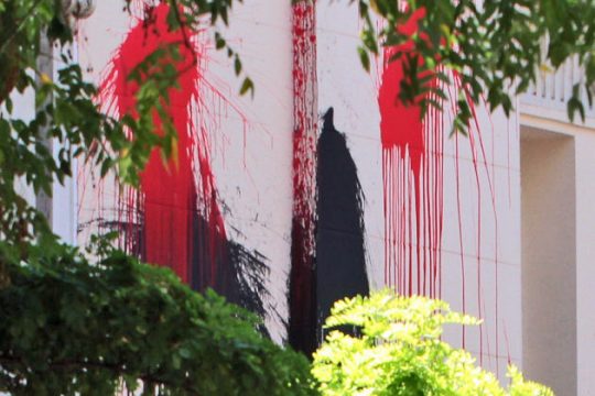 Δεν τους ξεπλένει ούτε ο… Ρουβίκωνας