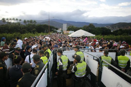 H Κολομβία άνοιξε τα σύνορα για χιλιάδες πολίτες της Βενεζουέλας