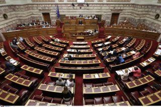Συντονισμένα αντιπολιτευτικά πυρά