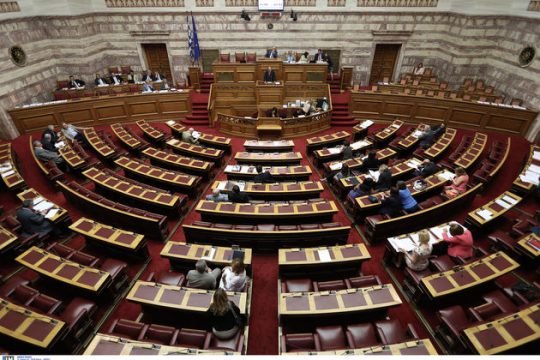 Συντονισμένα αντιπολιτευτικά πυρά