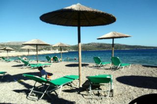 Πρόστιμο 85 χιλ. για κατάληψη παραλίας με ξαπλώστρες