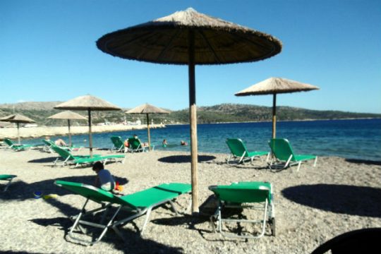 Πρόστιμο 85 χιλ. για κατάληψη παραλίας με ξαπλώστρες