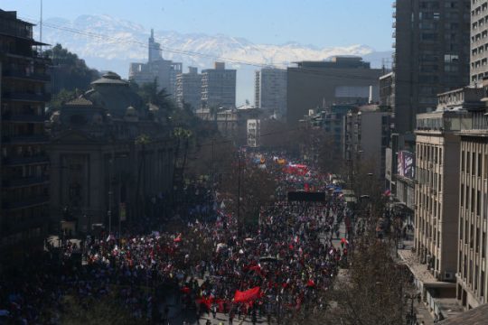 Στους δρόμους εκατοντάδες χιλιάδες για τις συντάξεις στη Χιλή