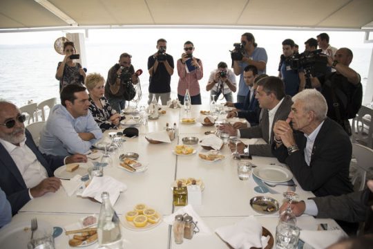 Πειράγματα με πολιτικές προεκτάσεις στο γεύμα με τους Μπουτάρη-Τζιτζικώστα