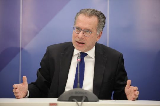 «Εξευτελίζεστε για να υπερασπιστείτε τη διαπλοκή»