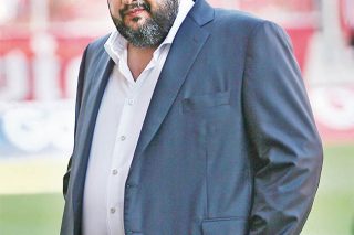 Παίζει μπάλα με το Mega