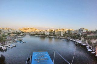 Εντυπωσιακές βουτιές από τα 16 μέτρα στη λίμνη Αγίου Νικολάου