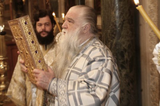 Επιμένει σε «στολισμούς» και «κοσμητικά επίθετα» ο Αμβρόσιος