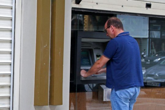 Από το στρώμα στις τράπεζες