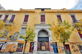 Κράτησαν μόνο τη βιτρίνα