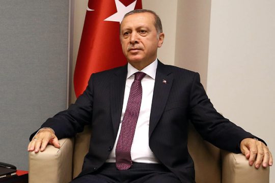 Ο Ερντογάν κατηγορεί τις ΗΠΑ ότι εξοπλίζουν τους Κούρδους