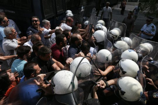 Εξω από το Μαξίμου οι εργαζόμενοι του Athens Ledra