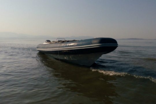 Προσάραξε φουσκωτό με μεγάλη ποσότητα ναρκωτικών