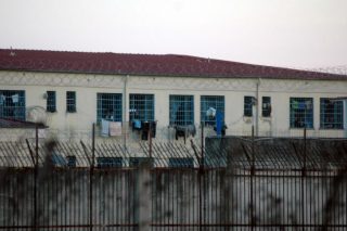 Ναρκωτικά «εξ ουρανού» στις φυλακές της Λάρισας