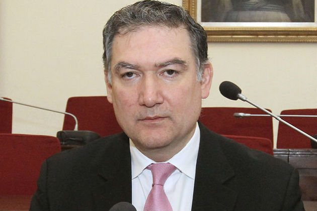 Στο πλευρό του πρώην υπαλλήλου του το ΔΝΤ