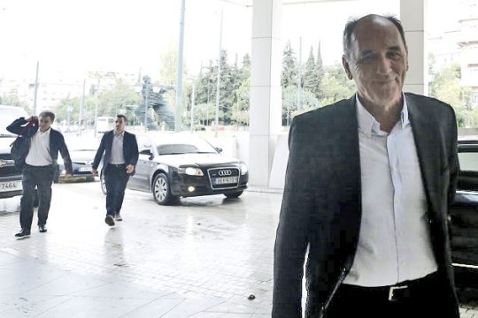 Φρένο σε 2 νομοσχέδια από τους δανειστές