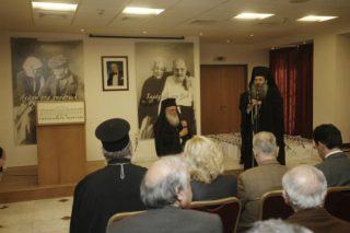 Ρουβίκωνας κατά Μητρόπολης Πειραιά