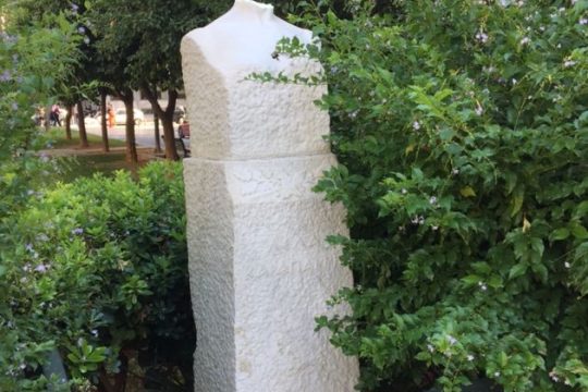 Βανδαλισμός στην προτομή της Λέλας Καραγιάννη στα Εξάρχεια