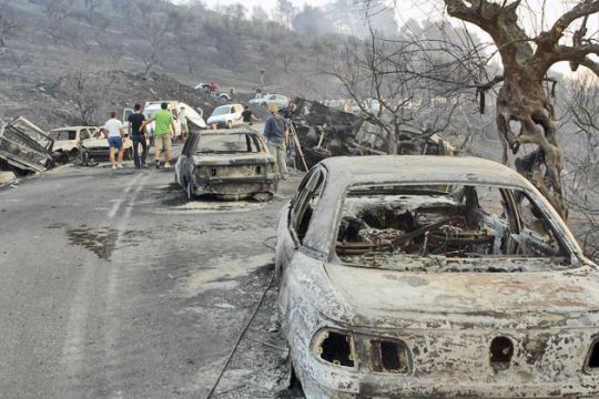 Εκατομμύρια ευρώ σε λάμπες και δρόμους