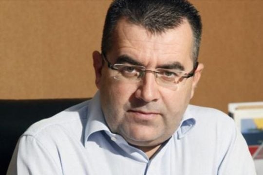 Ενας αυτοδημιούργητος εκδότης κατά της διαπλοκής
